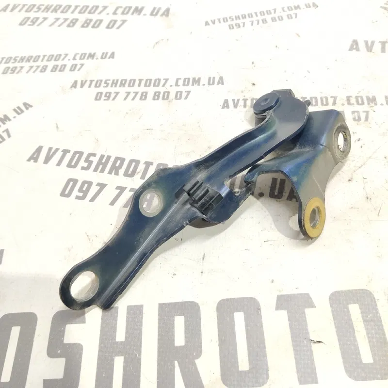 Петля капоту права Toyota Avensis T25 (03-08) 2.0D