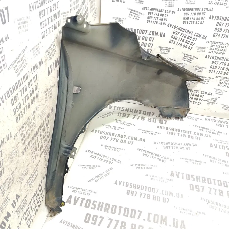 Крило переднє ліве Toyota Avensis T25 (03-08) 2.0D