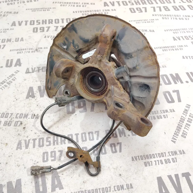 Цапфа передня ліва Toyota Avensis T25 (03-08) 2.0D