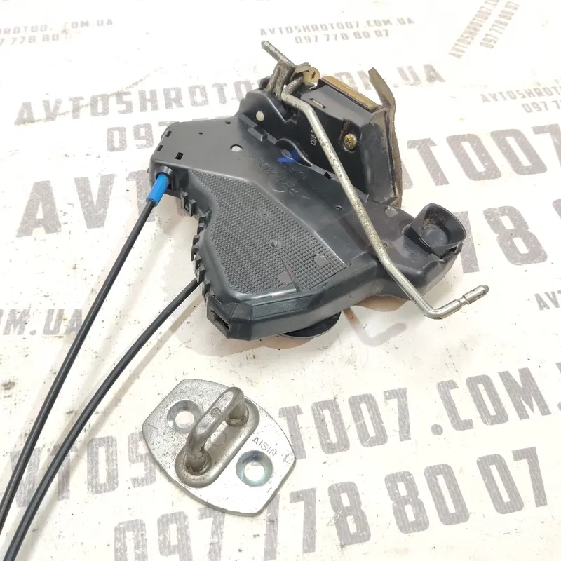 Замок дверей пер. правий Toyota Avensis T25 (03-09) 2.0D