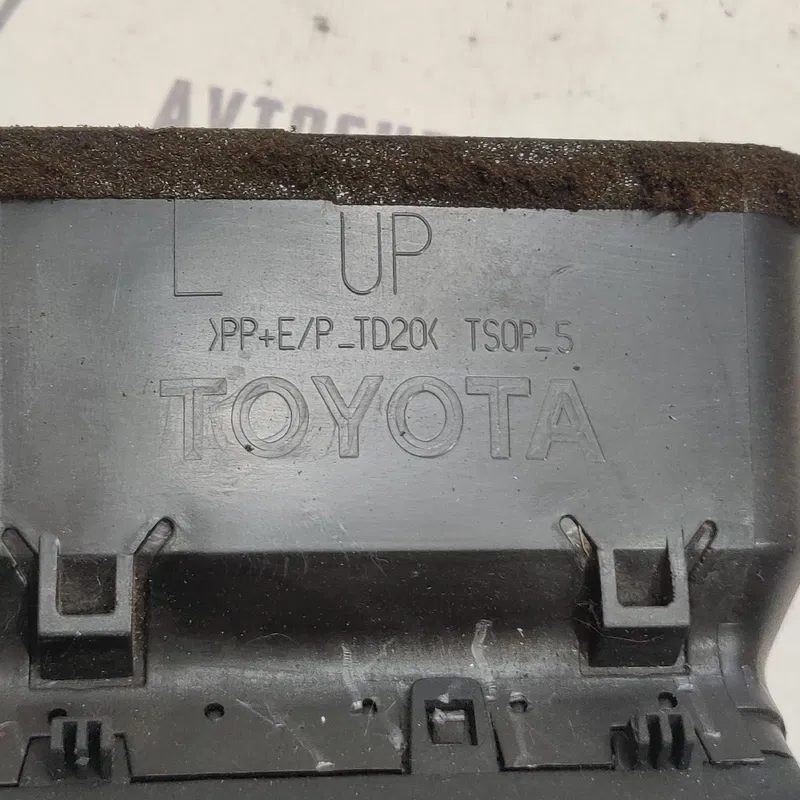 Дефлектор обдуву лівий Toyota Avensis T25 (03-09) 2.0D
