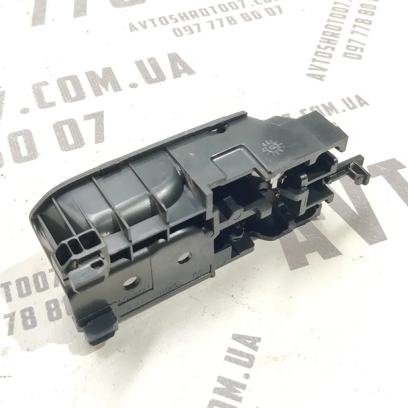 Дверна ручка внутрішня права Toyota Avensis T25 03-08 2.0D
