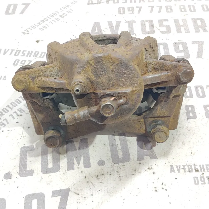 Супорт Toyota Avensis T25 03-08 2.0 дизель передній лівий