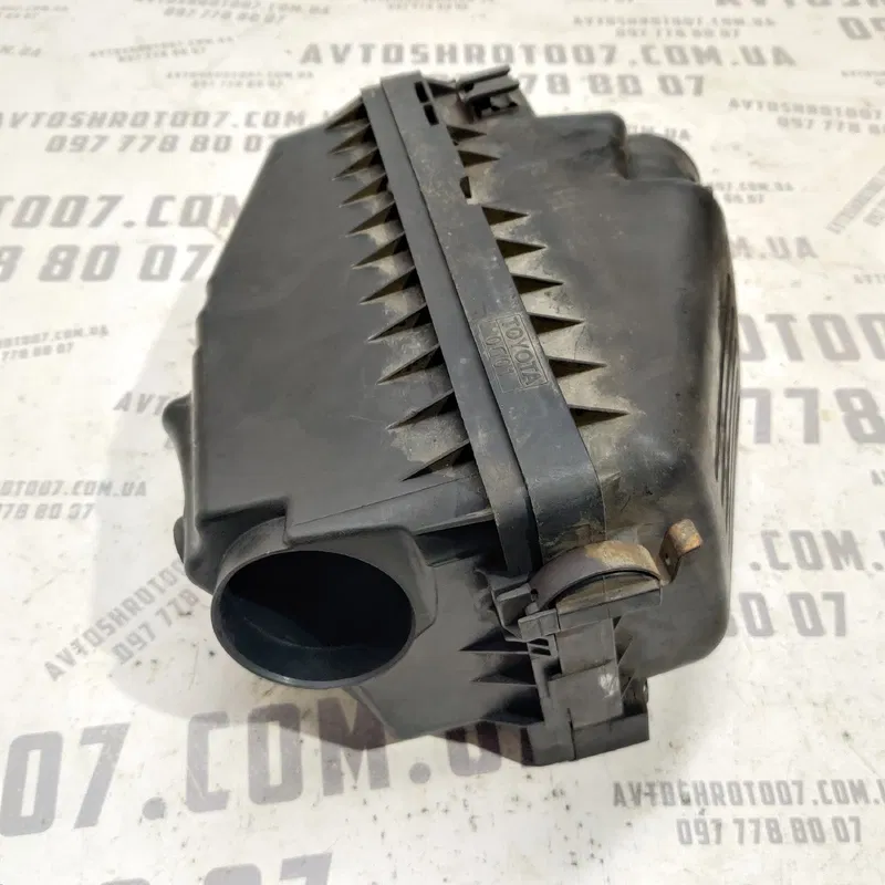Корпус повітряного фільтра Toyota Avensis T25 (03-08) 2.0D