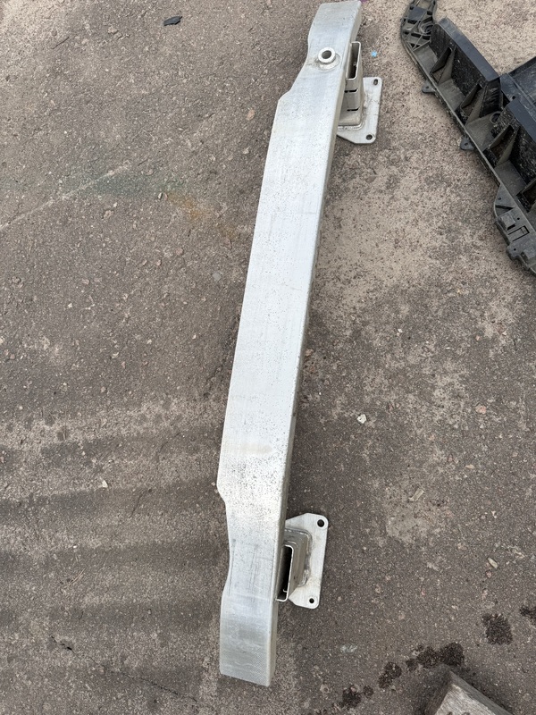 Підсилювач бампера Jeep Cherokee KL
