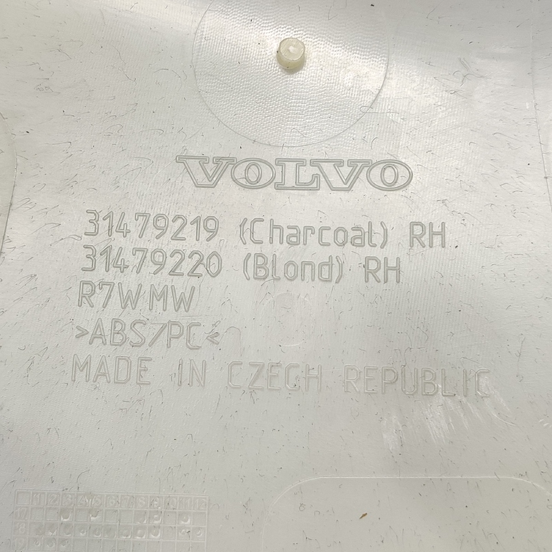 Накладка салону права Volvo S60 III (18+) 2.0 бенз 31479219