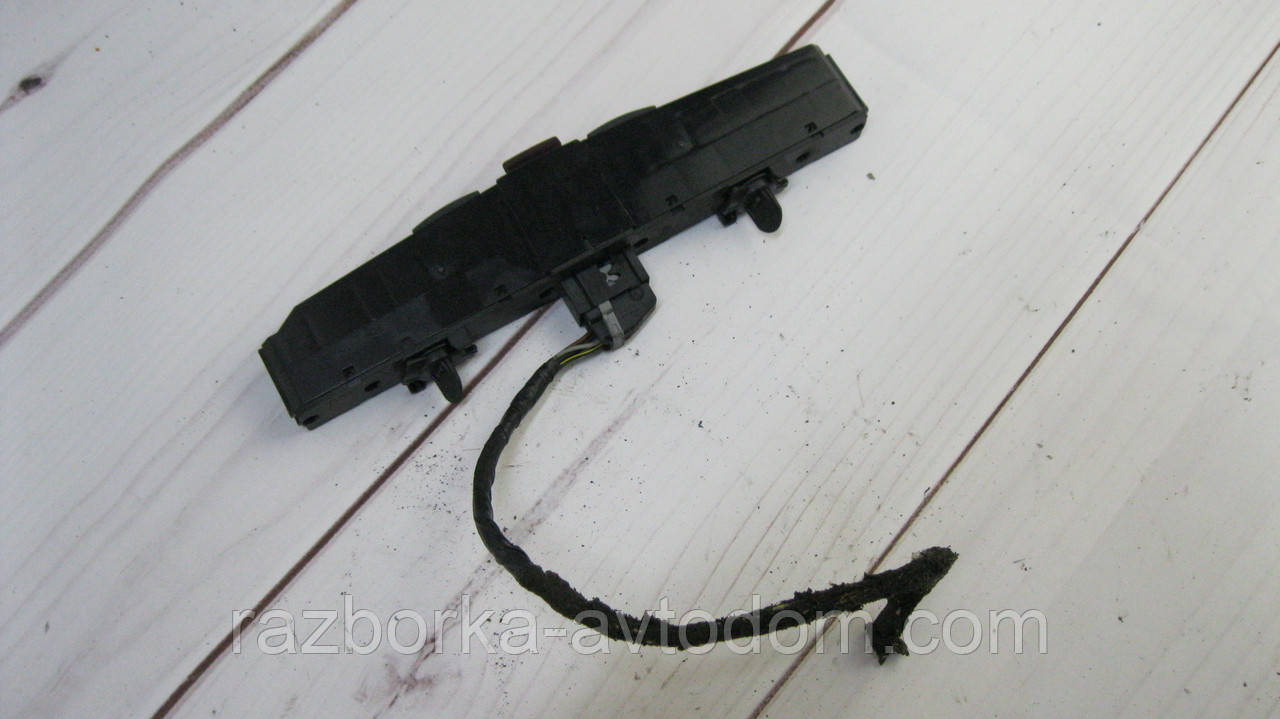 Кнопка аварійної пригоди Opel Zafira B (2005-2010), Astra H OE:13100105