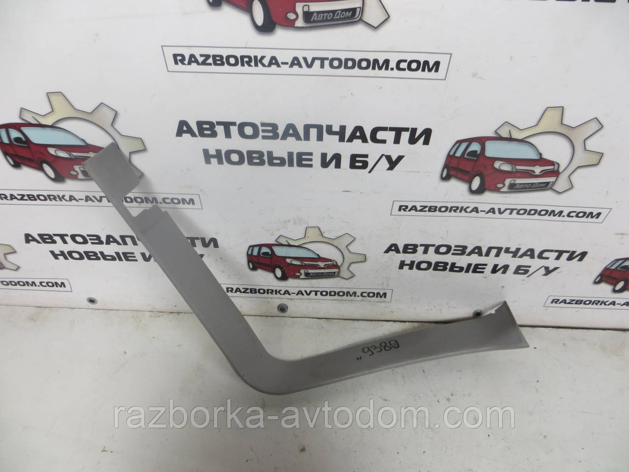 Обшивка правої сторони дверей багажника Mitsubishi Pajero Sport 1 (1997-2009) OE:MR262728