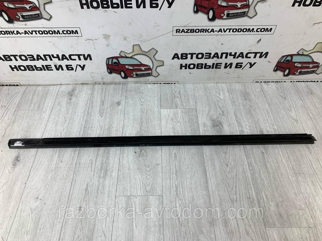 Ущільнювач/Накладка скла дверей передньої лівої Ford Mondeo (07-14) OE: 1786403