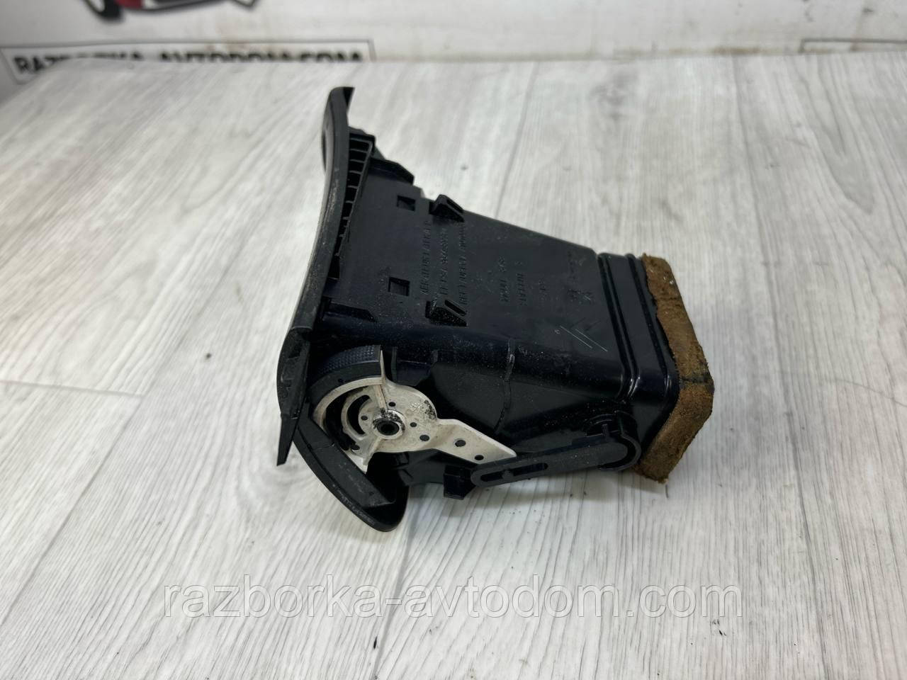 Дефлектор, повітродув торпеди правий PEUGEOT 407 (04-11) OE:9644589377