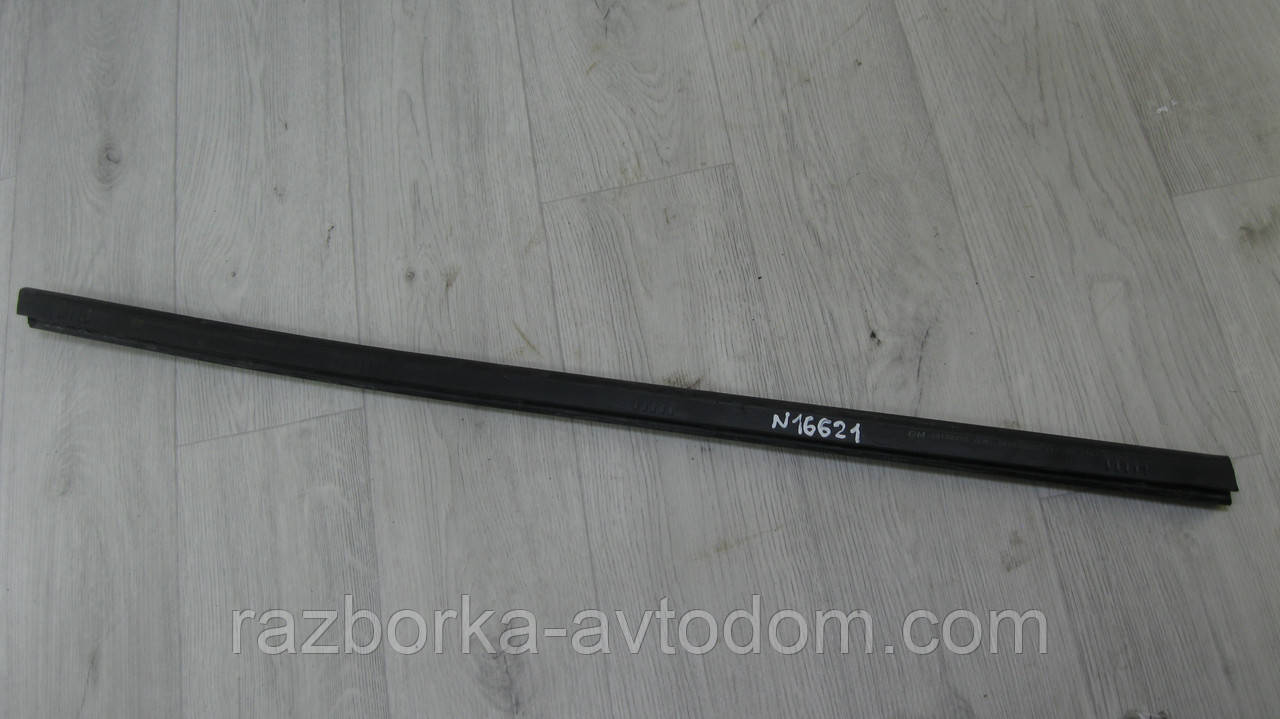 Ущільнювач скла дверей передньої лівої лівої Opel Zafira B (2005-2010) OE:13132073