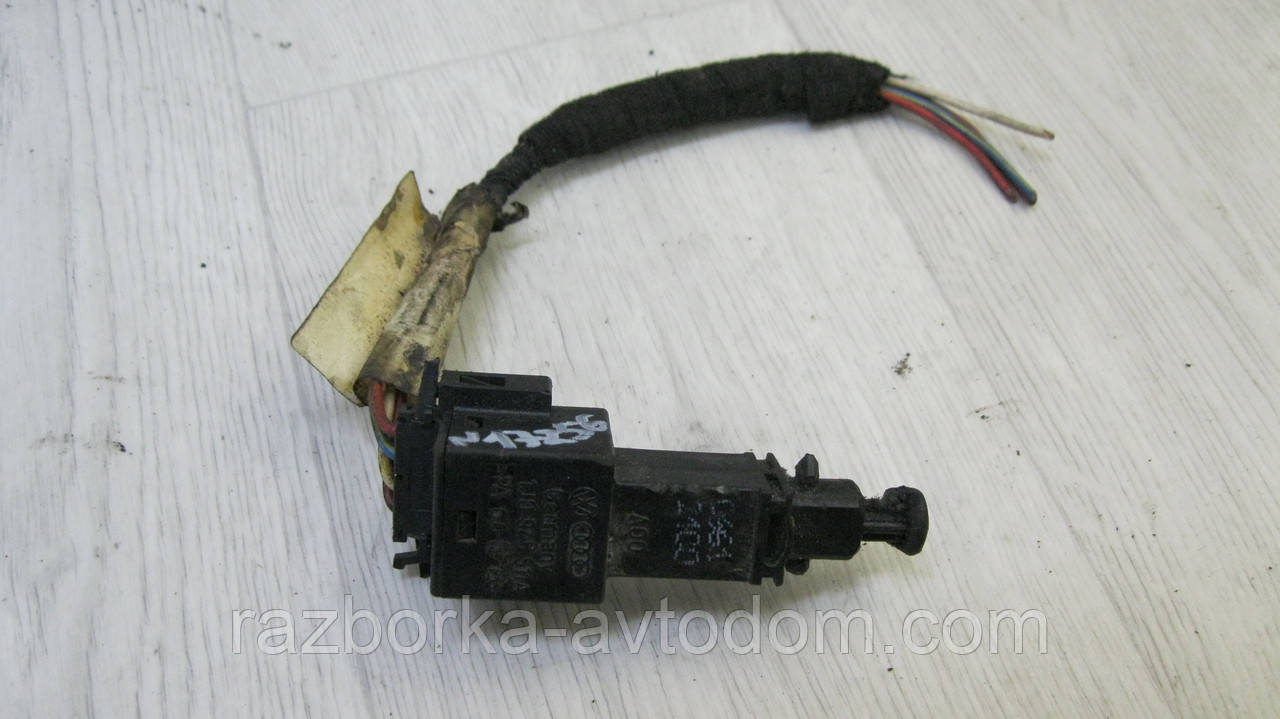 Датчик увімкнення стоп сигналу VW Golf 4, Sharan, Audi A3, Skoda Octavia OE: 1J0945511A