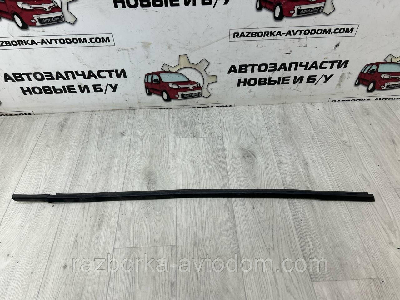 Ущільнювальна гумка скла дверей передньої правої (молодинг) PEUGEOT 407 (04-11) OE:9334C6