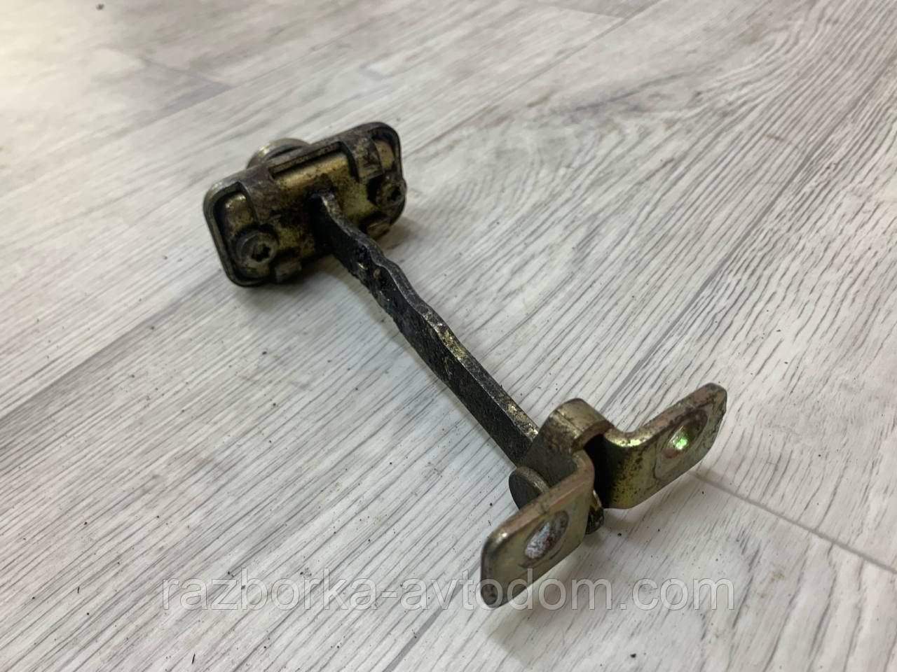 Обмежувач передніх лівих дверей Mercedes Sprinter (2000-2006), VW Lt28-46 (2000-2006) OE A9017200616