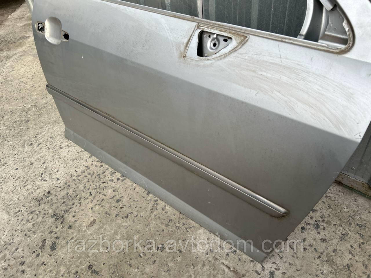 Двері передні права (блакитна) PEUGEOT 407 (04-11) OE:9004AQ (код фарби: EZR) ДЕФЕКТ: незначний