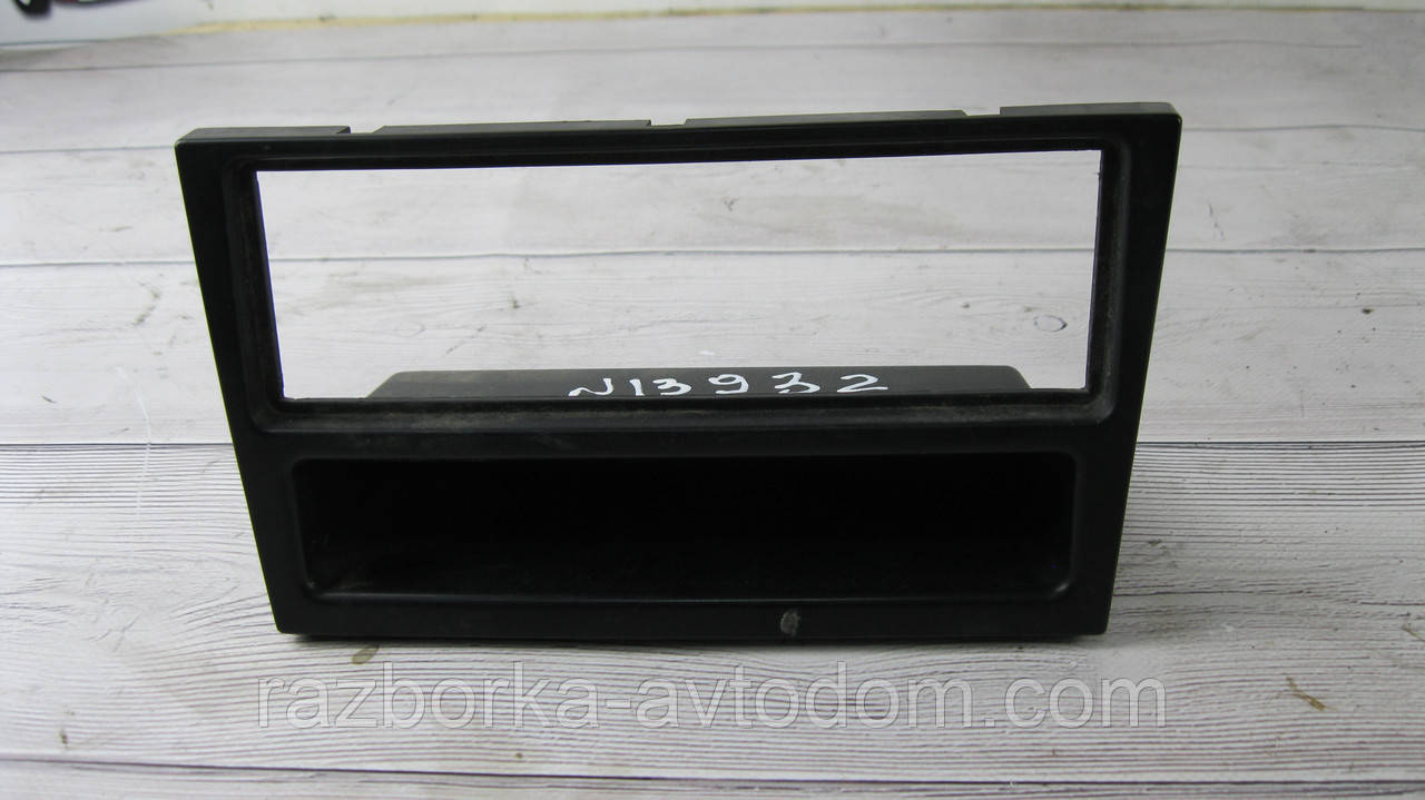 Рамка магнітоли (центральної консолі торпеди) Opel Combo (01-12) OE:61262