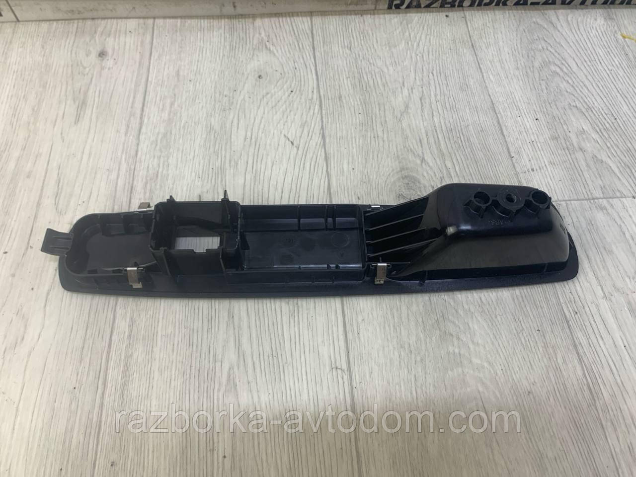 Накладка кнопокі склопідіймача (салон) передня права Renault Scenic 3 829500004R OE:809600018R