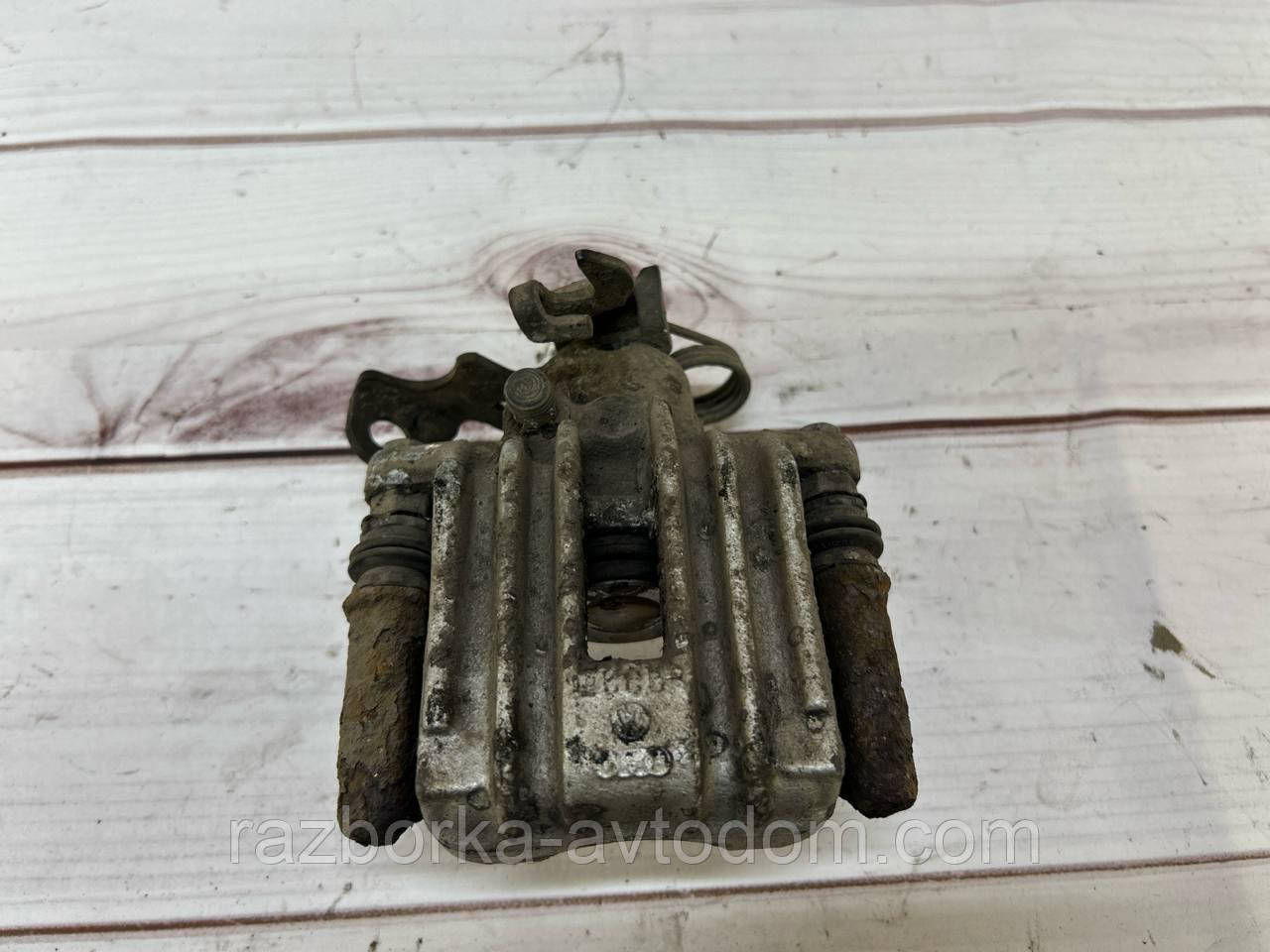 Суппорт задній лівий VW Passat B5 (97-00),Skoda Superb 1, Audi A4 B5, A6 C5 OE: 8E0615423