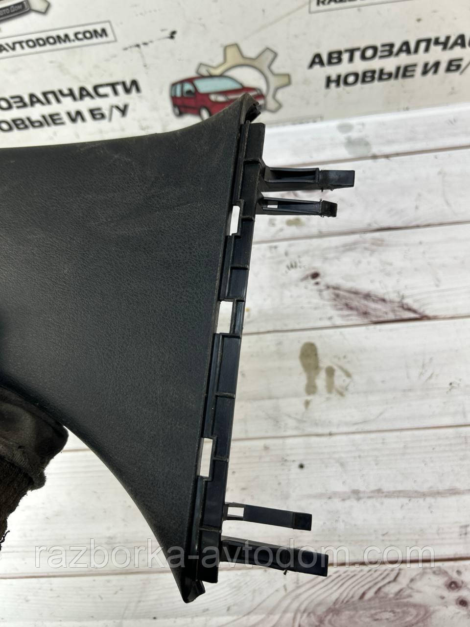 Обшивка/накладка стійки середньої правої спідня VW Passat B5 (96-05) OE:3B0867298