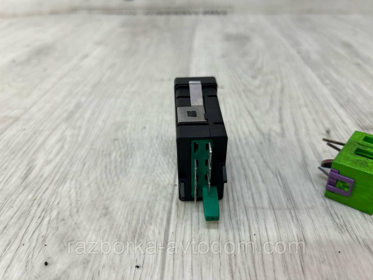 Кнопка подогрева сидения с разъмом SKODA Superb 1 (02-08) OE:3u0963563