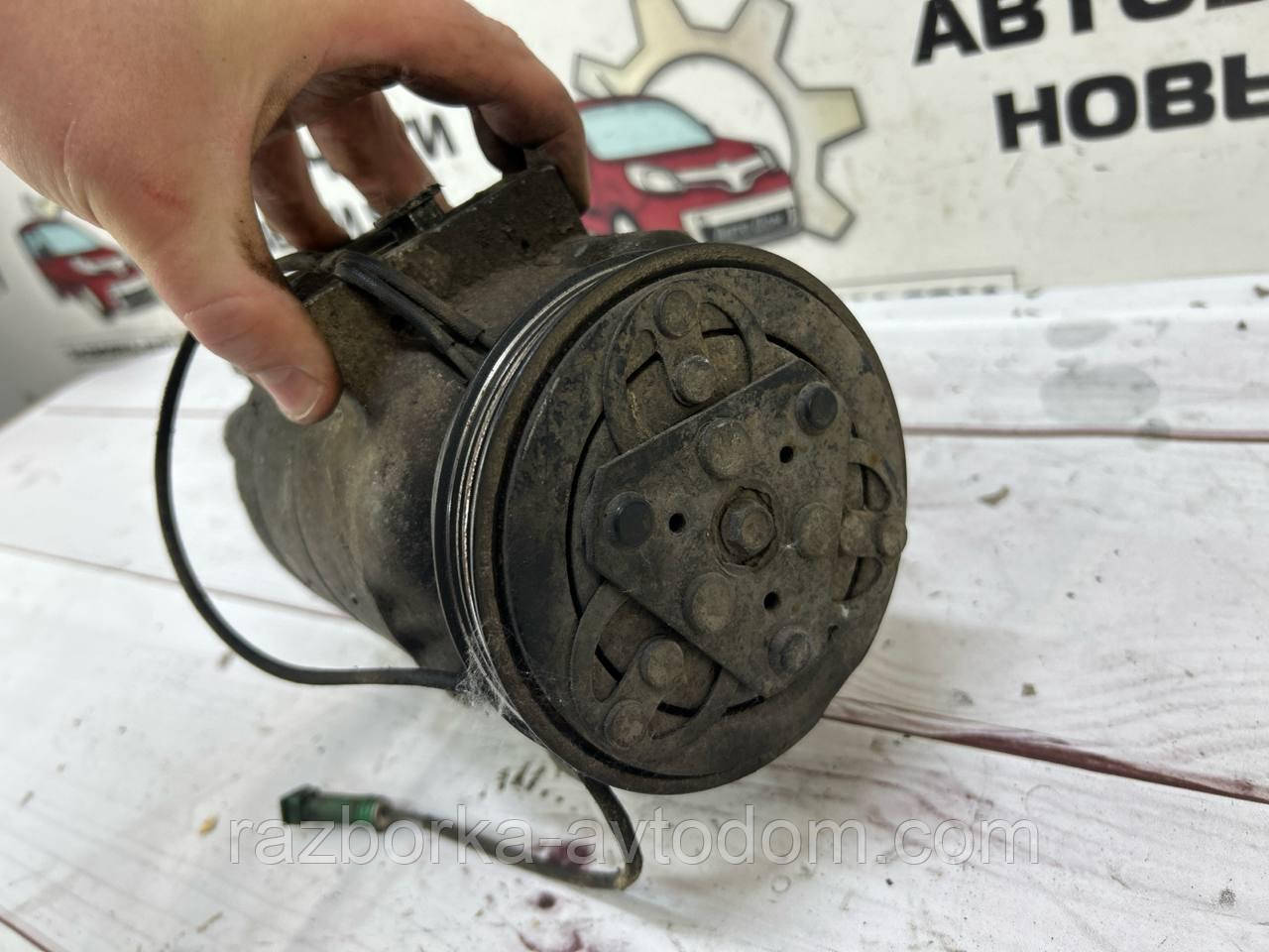 Компресор кондиціонера VW Passat B3, B4, B5, Audi A4, A6 OE: 8d0260805d