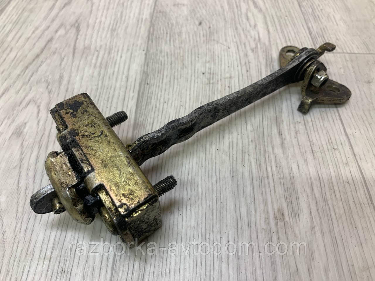 Обмежувач дверей передньої правої Mercedes Sprinter (1995-2000), OE: A0007230020 OE 9017200916