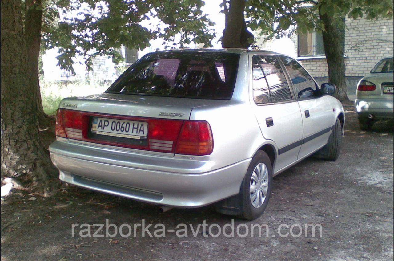 Накладка Молдинг задньої бампера (сідан) Suzuki Swift (1989-1992) OE:71811-70C00-5PK