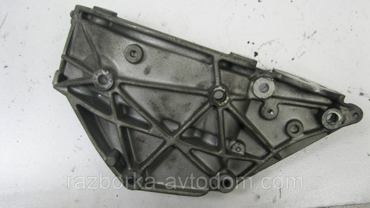 Кронштейн генератора Citroen C4 Picasso, C5, Jumpy, Peugeot 307, 807, Expert, Fiat Scudo OE:5706 J5