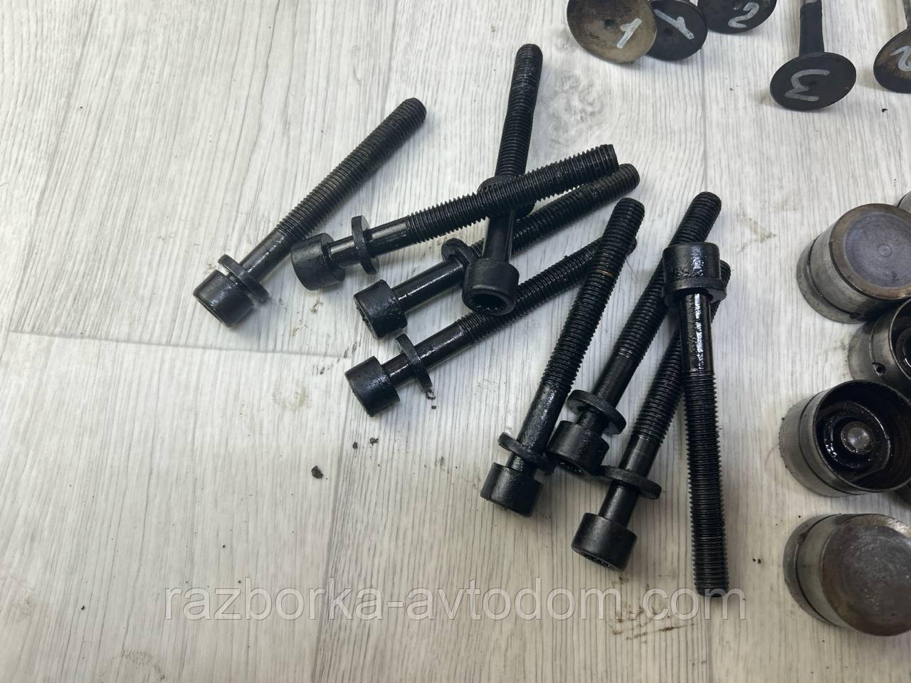 Комплект з гбц (клапана, стаканчики, пружинки, сухарі та тд) 1.3K VW Golf 2 (83-82) OE:030103373B