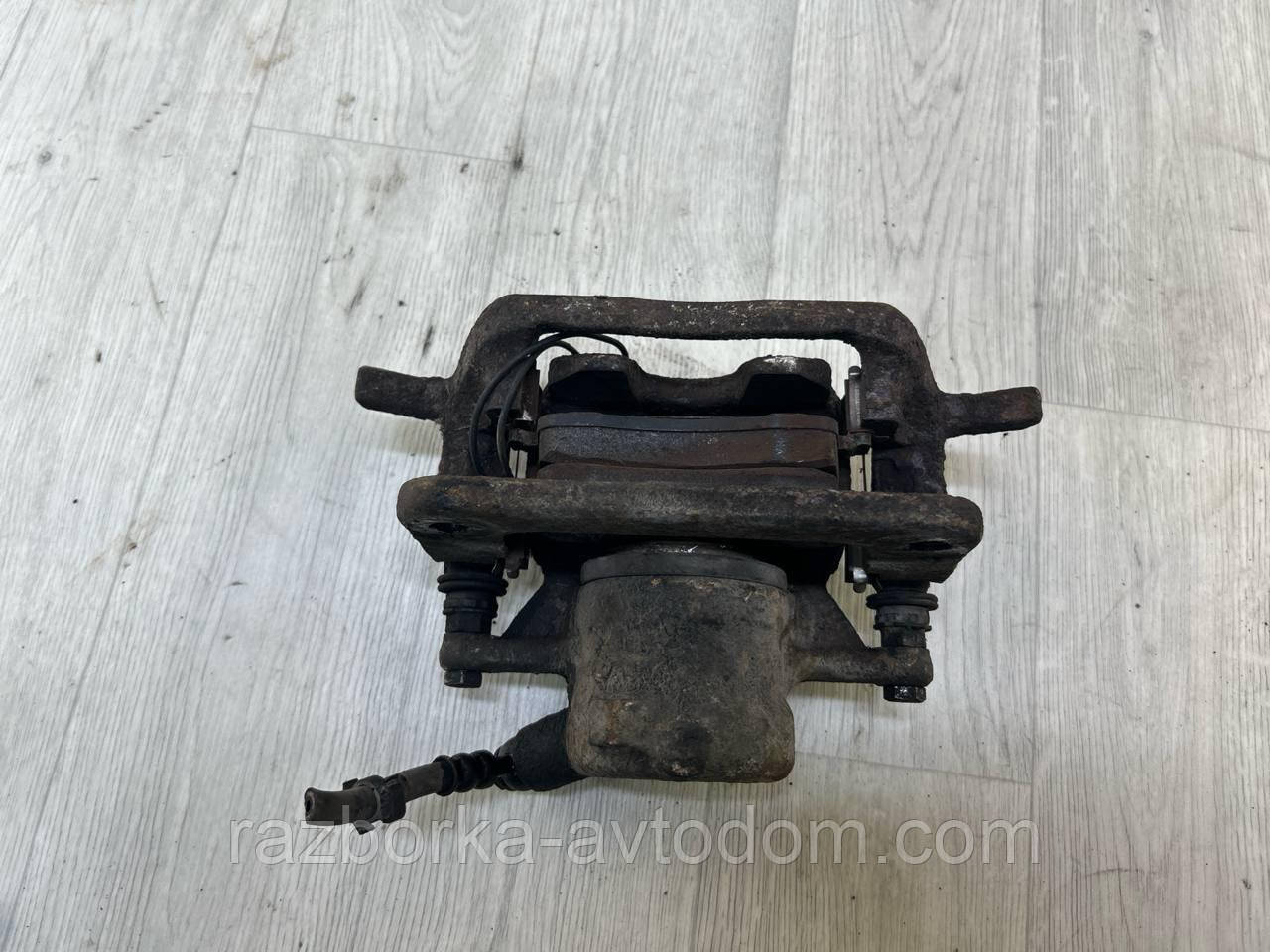 Суппорт Передній правий Peugeot 407 (04-11) OE:4401H3