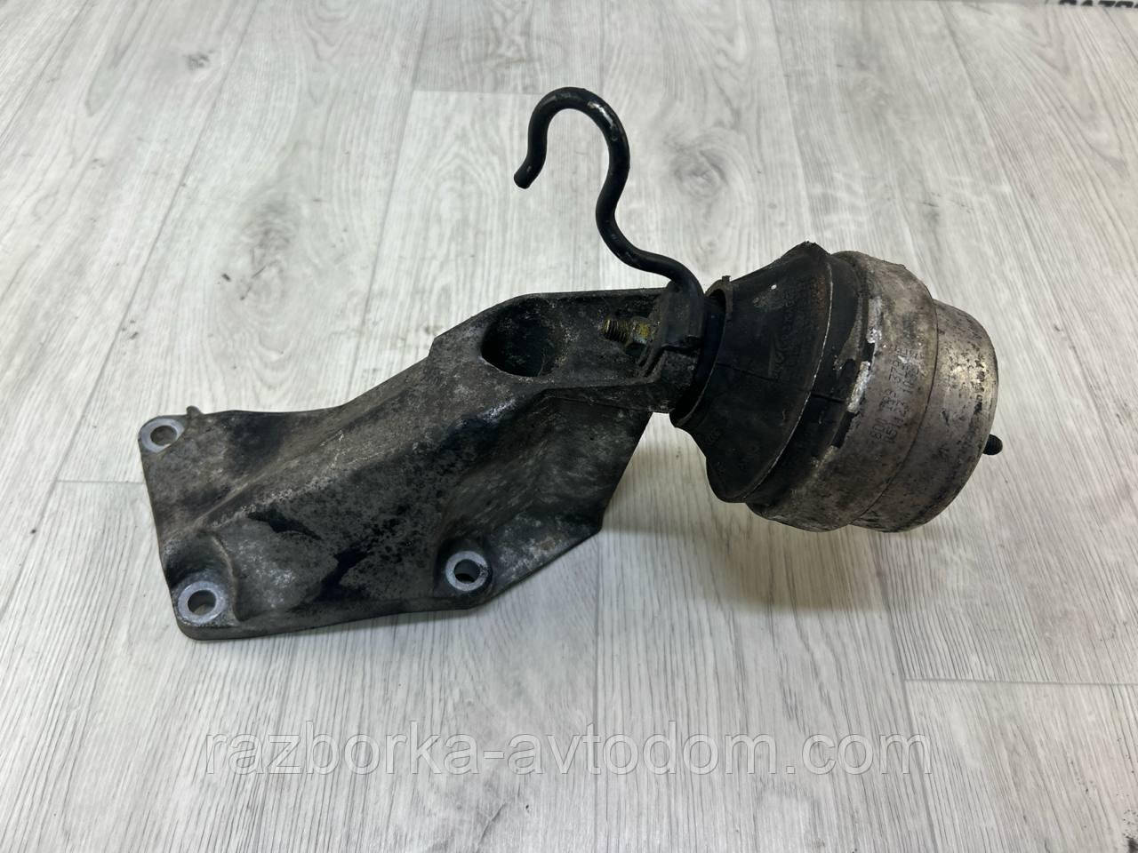 Кронштейн/кріплення подушки лівої Skoda Superb 1 (02-08) OE: 8d0199307p