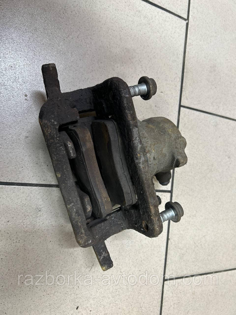 Суппорт передній правий Peugeot 407 (04-11) OE:4401H3