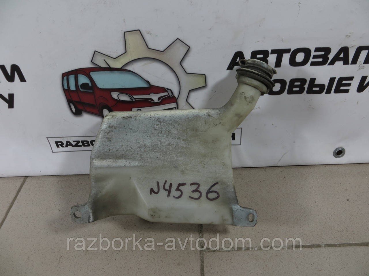 Бачок омивача заднього скла Ford Sierra (1982-1987) OE: 83BG-17618-DA