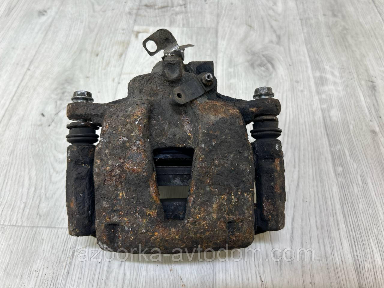 Суппорт передній лівий Peugeot Bipper (07-16), Fiat Fiorino (07-), Citroen Nemo (07-) OE:4401P6