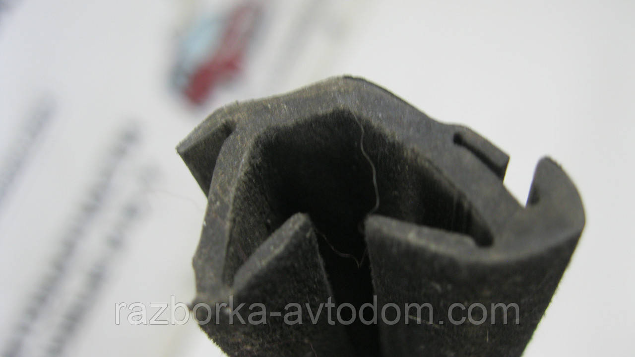 Щільна гумка скла задніх правих дверей Opel Corsa C (2000-2012) OE:9113444