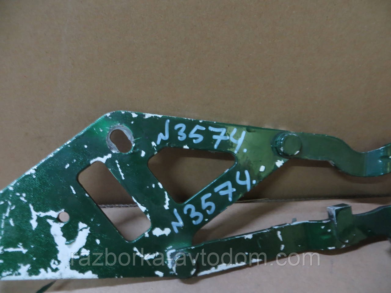 Петля капота ліва VW LT (96-06) 2D0823301B