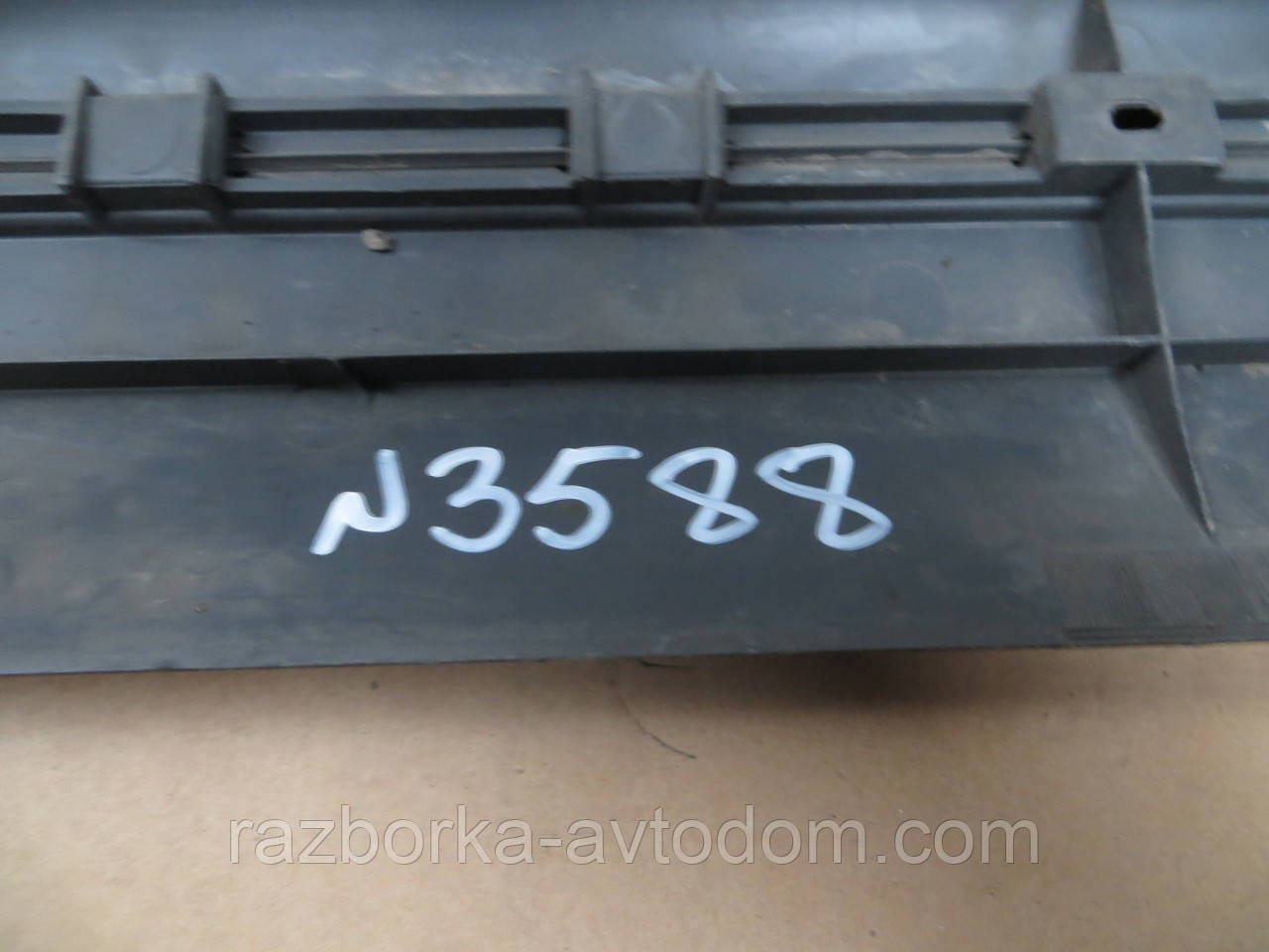 Молдинг/накладка пластик лівих дверей Ford Fiesta (1983-1989) OE:84FB B20781 ADW