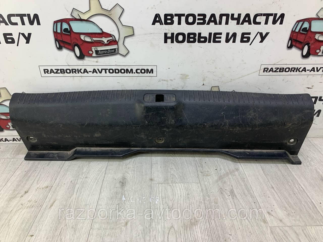 Накладка панелі багажника Kia Cerato (2006-2009), OE: 857702F900 (ЦАПИНИ)