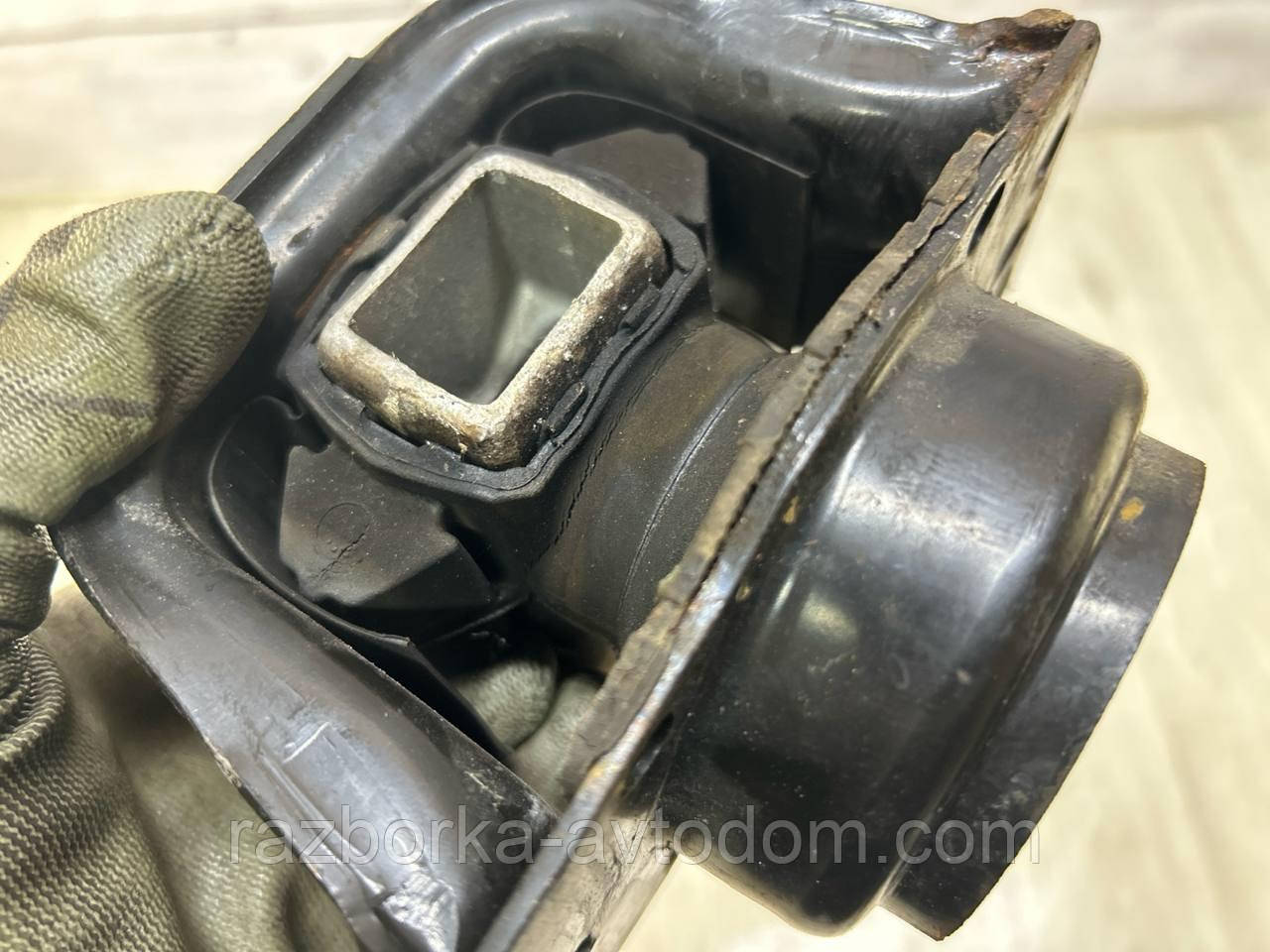 Подушка двигуна права 1.6HDI Peugeot 308 (07-), 307, 5008, 3008, PARTNER OE: 1807GF ДЕФЕКТ