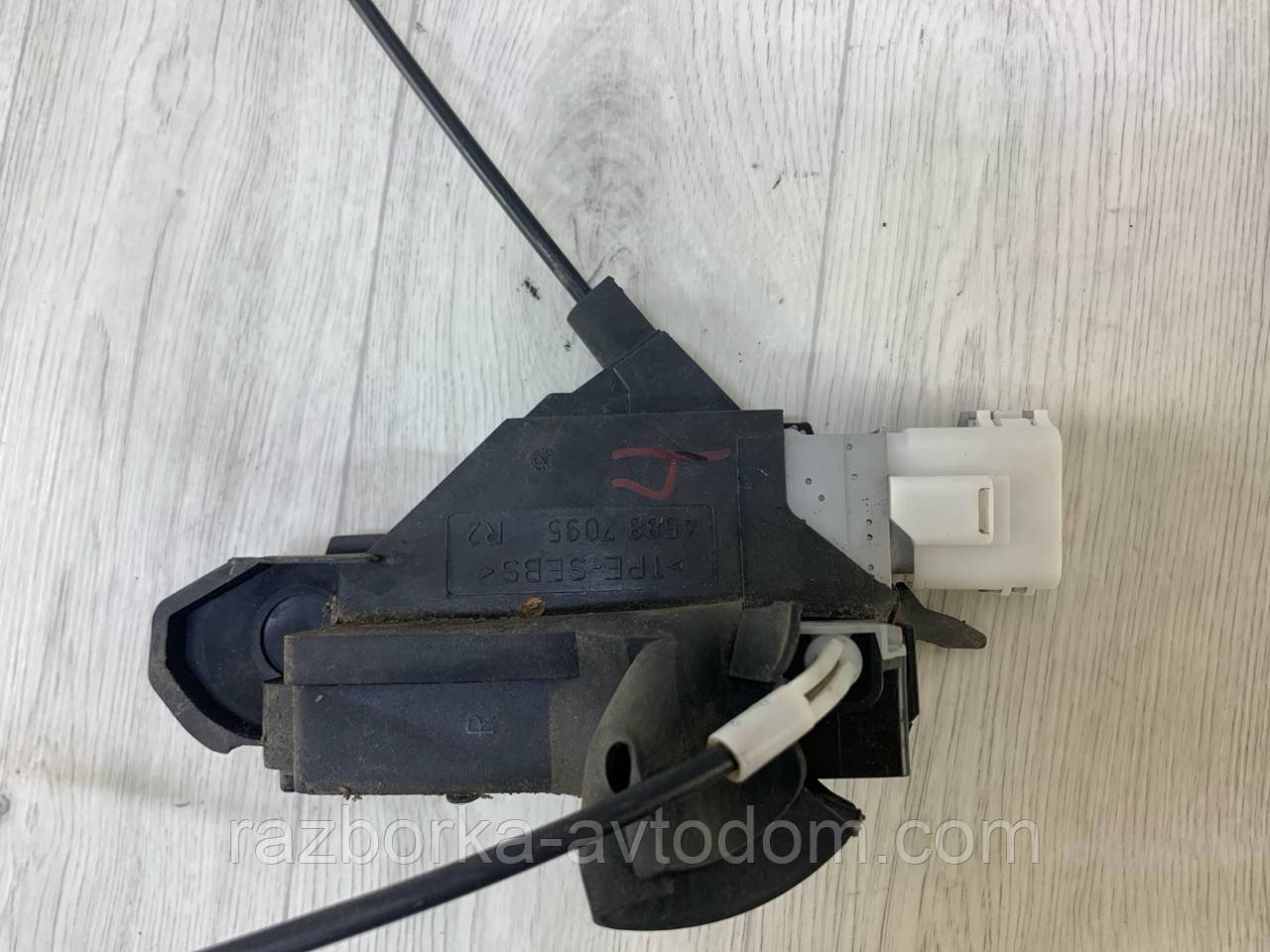 Замок дверей передній правій Peugeot 407 (04-11) OE: 9686683780