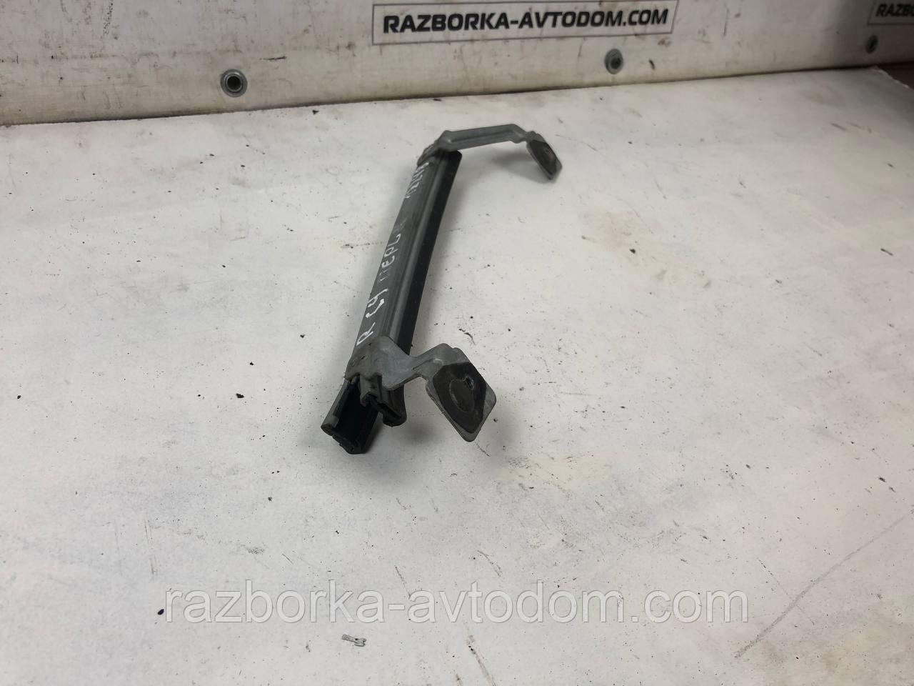 Напрямні двері передньої лівої (права) Citroen C4 (04-11) OE: 9649320380