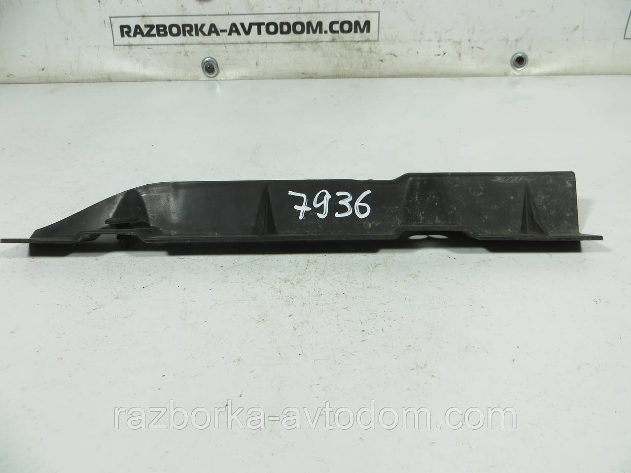 Дефлектор радіатора PEUGEOT 307 (2001-2008) ОЕ: 9640057880