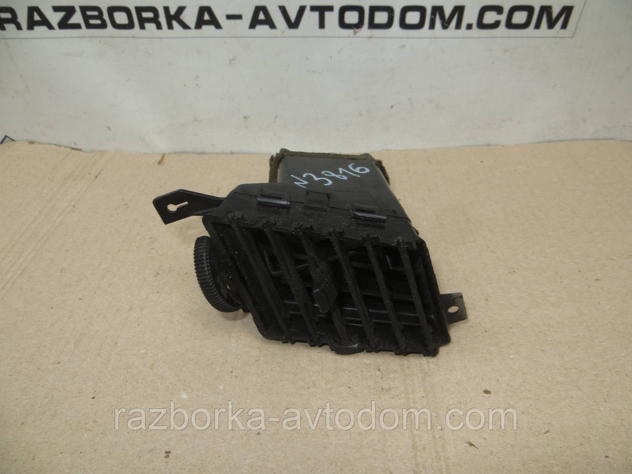 Повітродувка дефлектор у торпеді Nissan Sunny N13 (1986-1988) OE:6875667A00