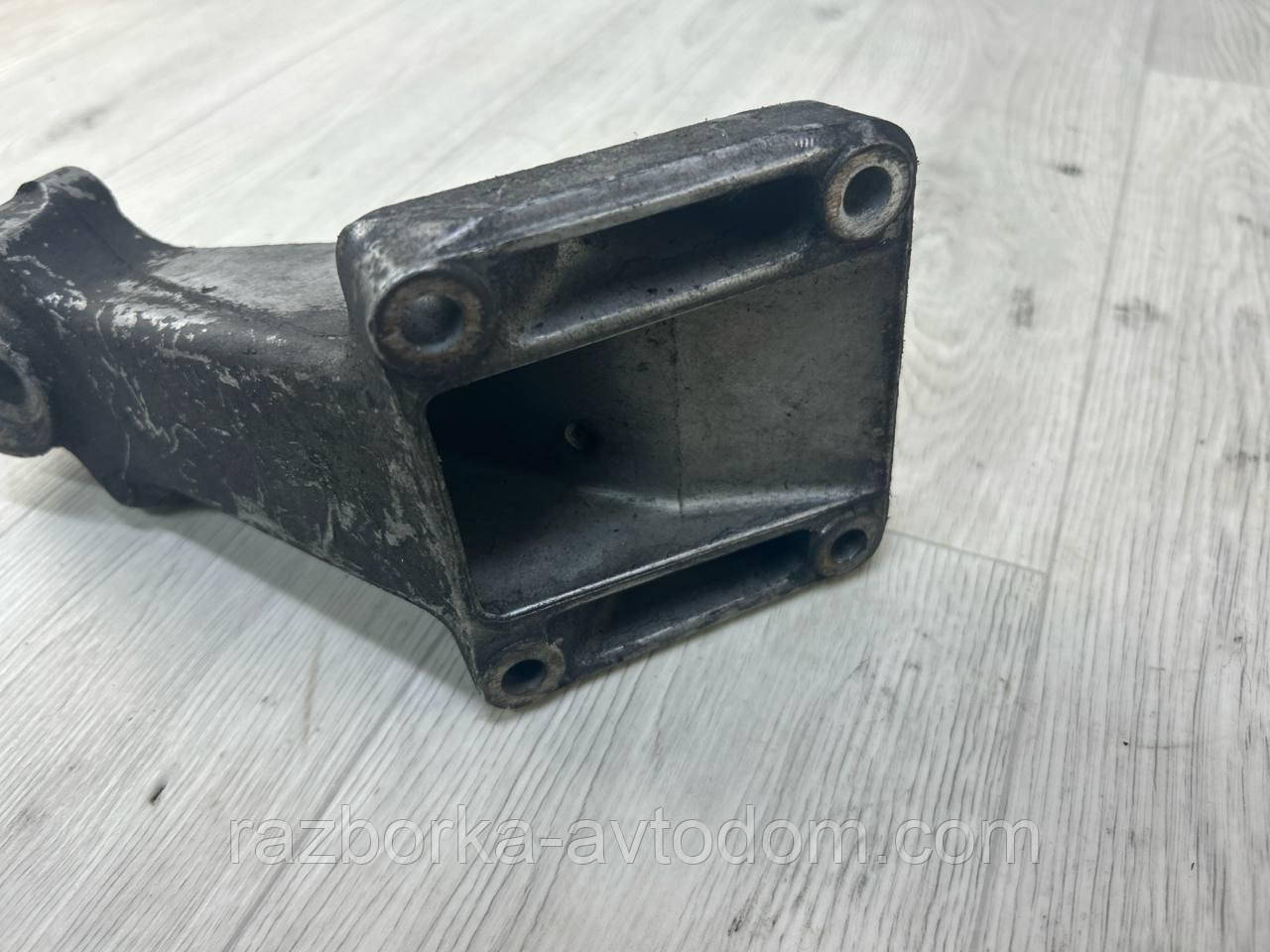 Кронштейн/кріплення опори двигуна лівий 2,2CDI Mercedes Sprinter (95-06) OE:A6112230404
