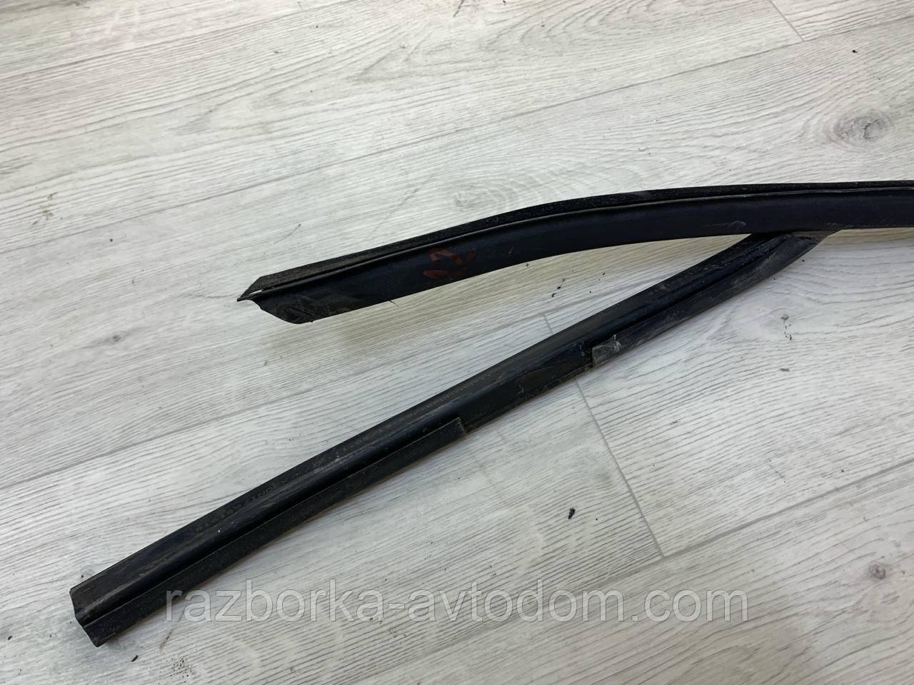 Щільна гумка скла дверей передньої лівої Skoda Superb (02-08) OE:3B0837431CB41