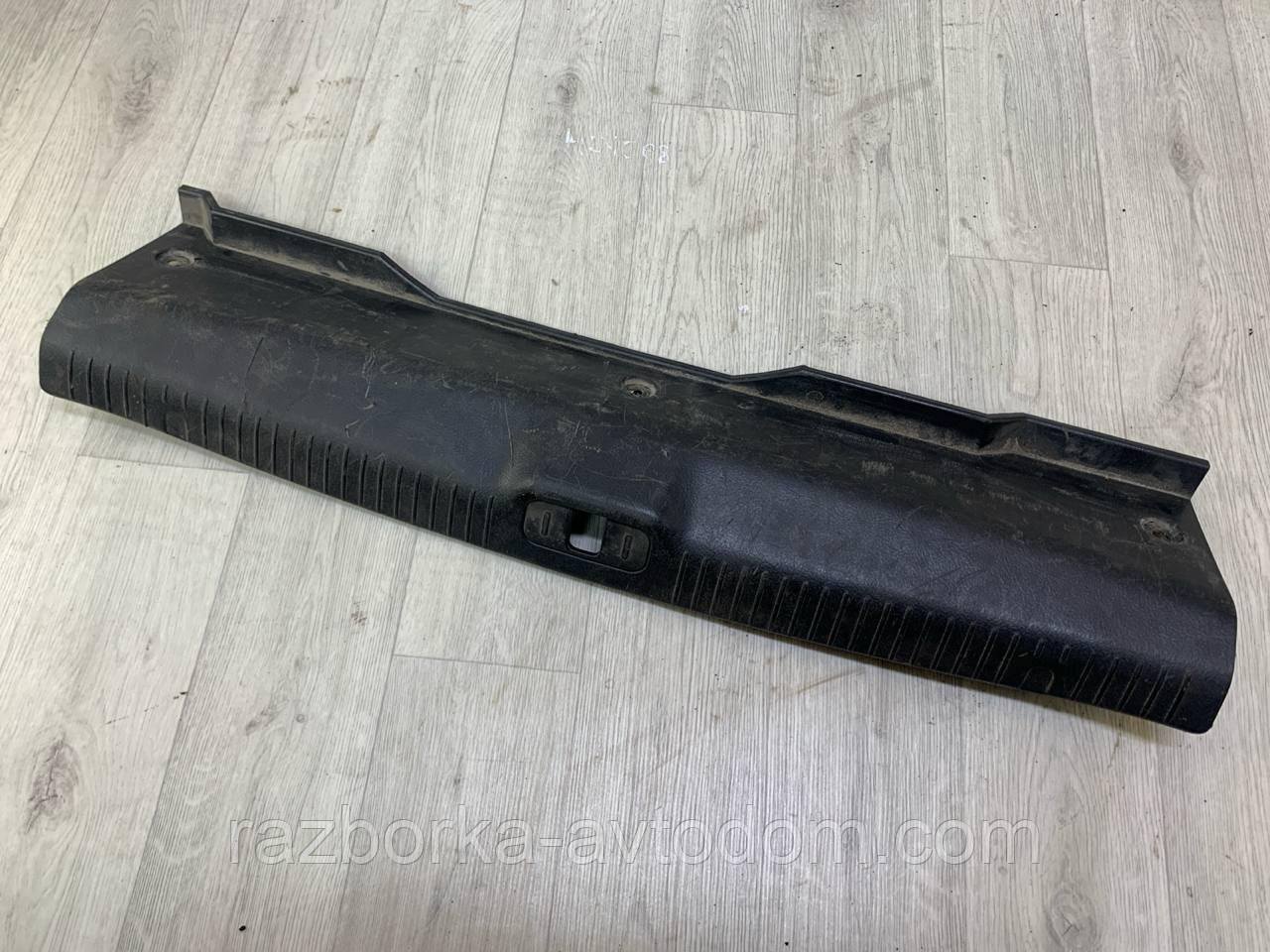 Накладка панелі багажника Kia Cerato (2006-2009), OE: 857702F900 (ЦАПИНИ)