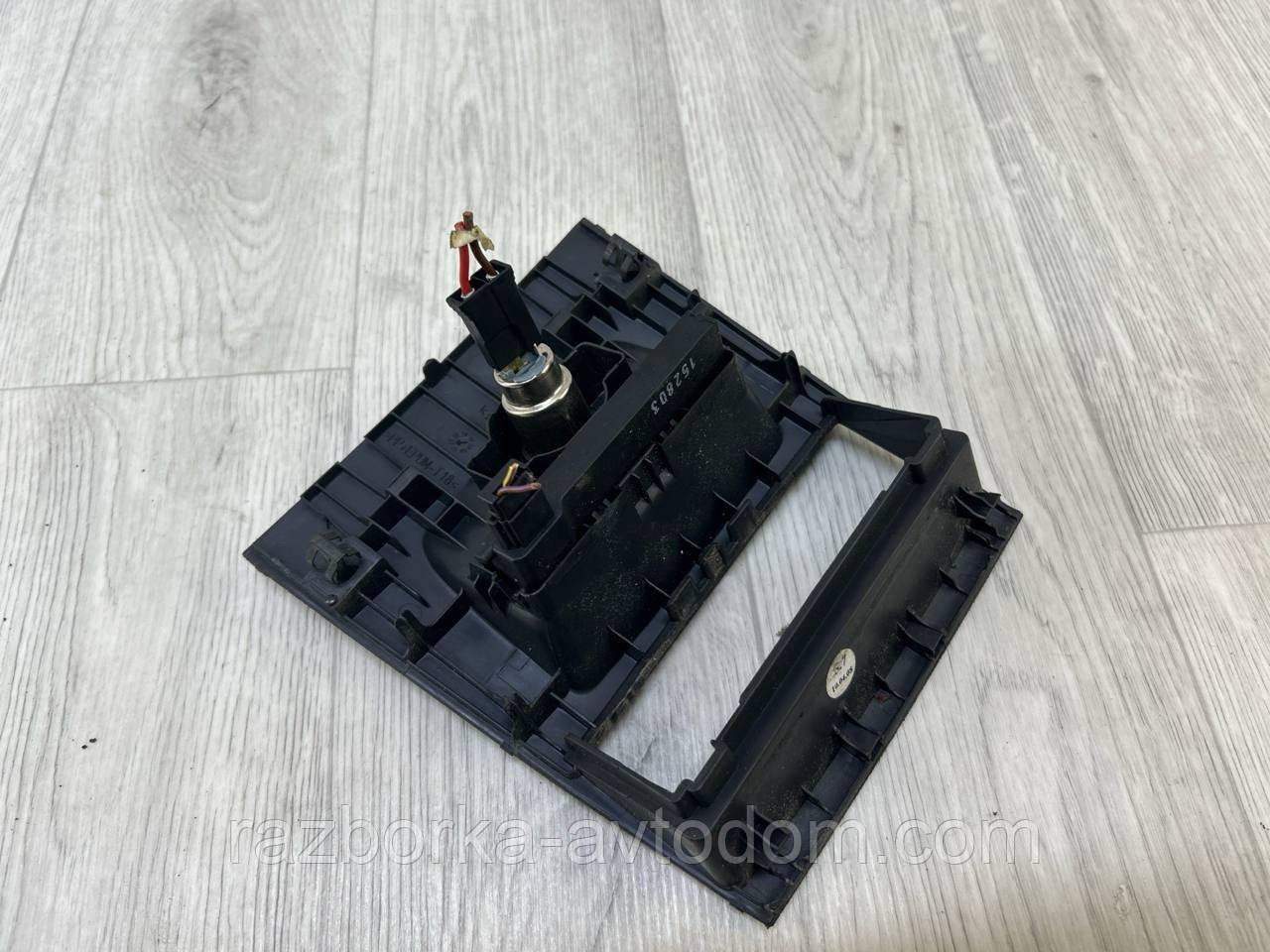 Рамка гнізда прикурювача з гніздом прикурювача Opel Zafira B (05-11) OE:13162601