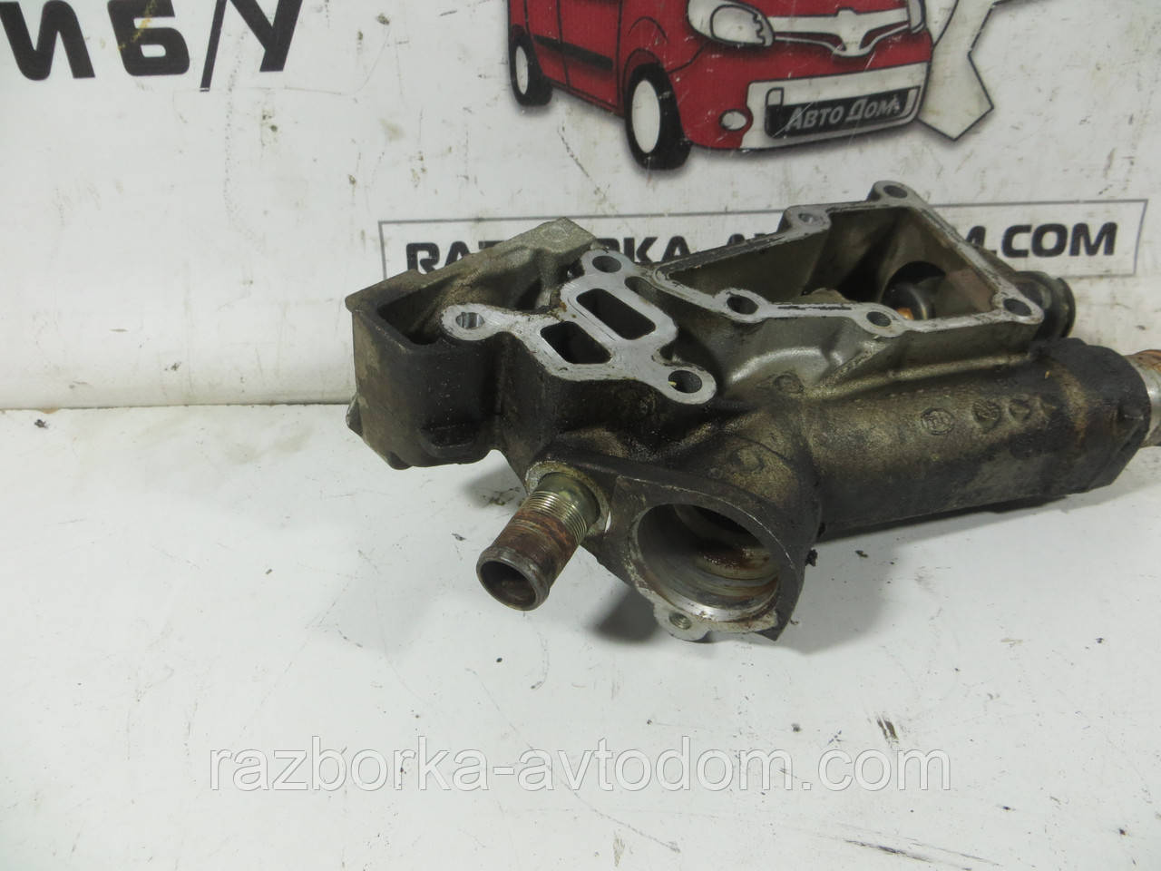 Корпус термостата 2,0i 16V Peugeot 307, 407, 406, 206, 607, Citroen C4, C5, Xsara Picasso