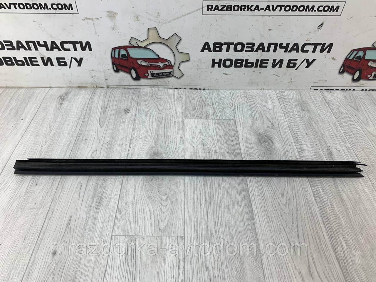 Молдинг скла дверей передньої правої поринки Peugeot 407 (04-11) OE: 9334 E1