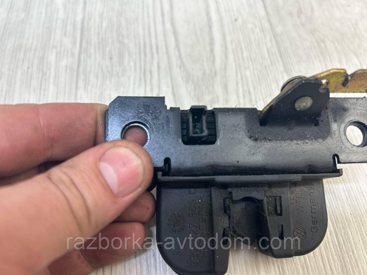 Замок кришки багажника нижній VW Passat B5 (97-00), Seat Ibiza (02-11), Leon (99-06) OE:3b9827505c